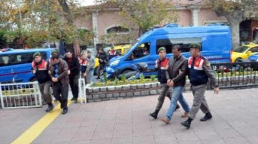 G&ouml;&ccedil;men Ka&ccedil;ak&ccedil;ılığı Operasyonuna 7 Tutuklama