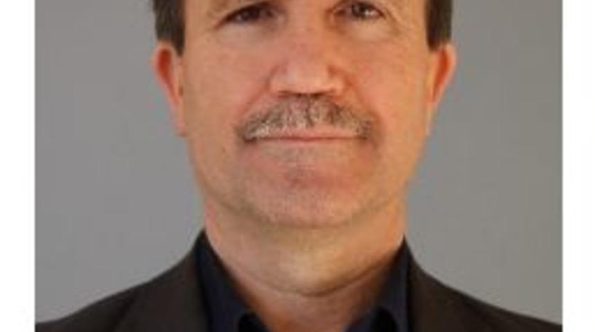 Koca Yusuf&rsquo;un Yazarı Kitaplarını İmzalıyor