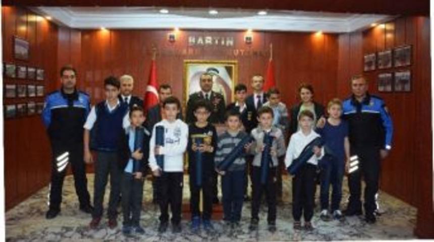 Jandarma Komutanı &rsquo;ndan &Ouml;ğrencilere Hediye