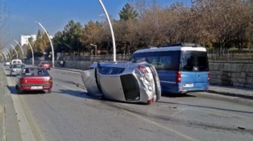 Kontrolden &Ccedil;ıkan Ara&ccedil; Tbmm Duvarına &Ccedil;arptı