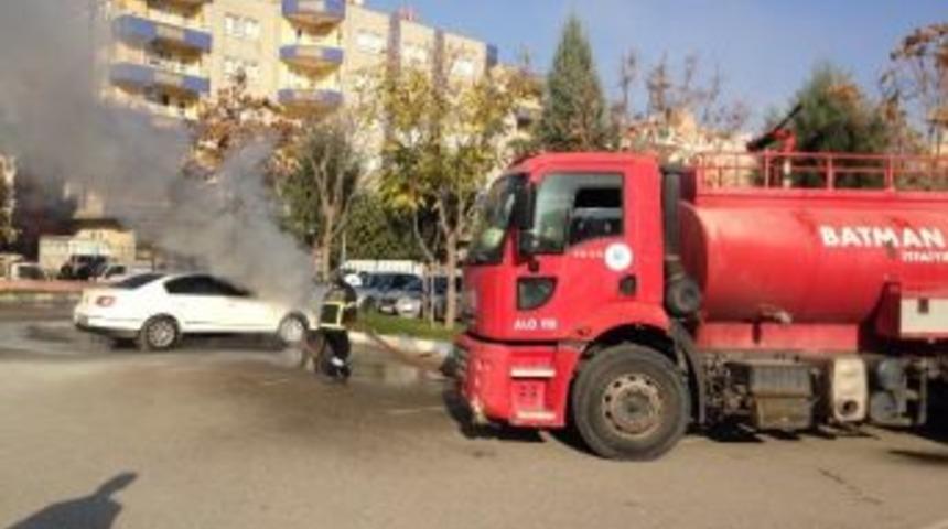 Park Halindeki Otomobil Alev Aldı