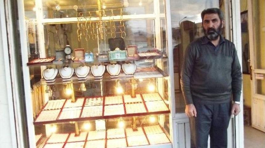 Ak&ccedil;adağ Esnafı, Hırsızlardan Muzdarip