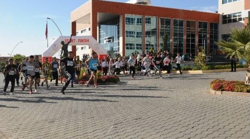 &Uuml;niversitede 7. Geleneksel Cumhuriyet Koşusu