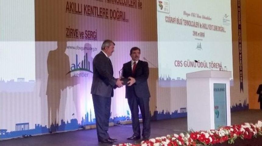 &Ccedil;evre Ve Şehircilik Bakanlığı&rsquo;ndan Kent Bilgi Sistemi&rsquo;ne &Ouml;d&uuml;l