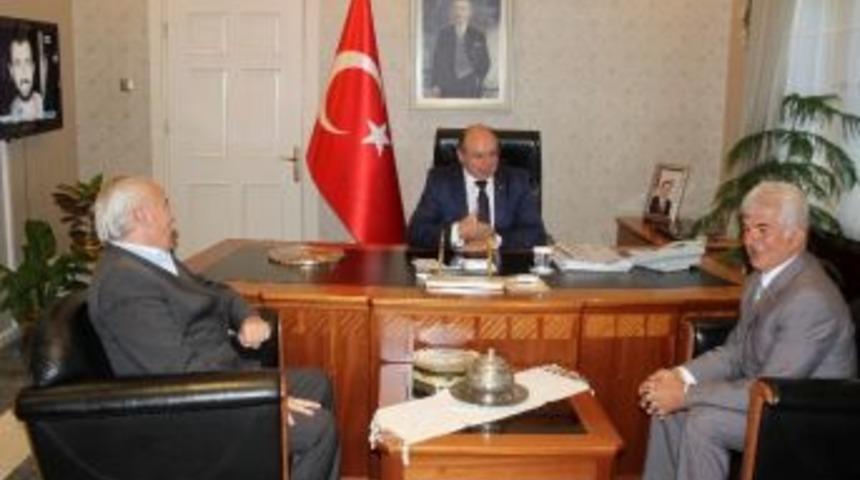 Ege B&ouml;lgesi Malatyalılar Derneği Başkanı N&uuml;vit Ateş Vali Amir &Ccedil;i&ccedil;ek&rsquo;i Ziyaret Etti.