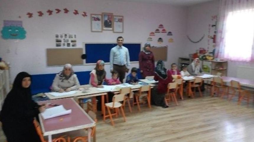 Anaokulunda Anneler Arası Resim Yarışması D&uuml;zenlendi