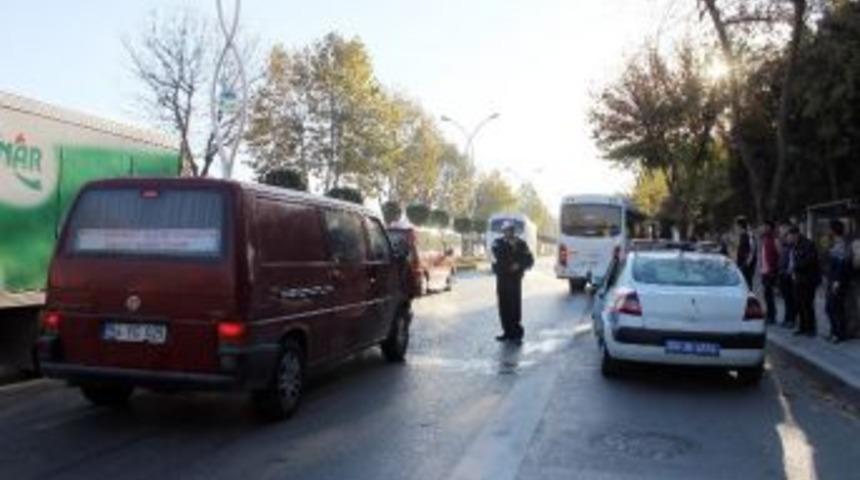 &Ouml;n&uuml;nde Seyreden Servis Minib&uuml;s&uuml;ne &Ccedil;arptı: 1 Yaralı