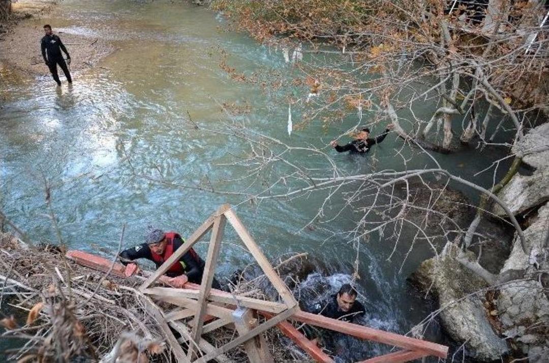 Tohma &Ccedil;ayı&rsquo;na D&uuml;şen Yaşlı Adamı Arama &Ccedil;alışmaları S&uuml;r&uuml;yor