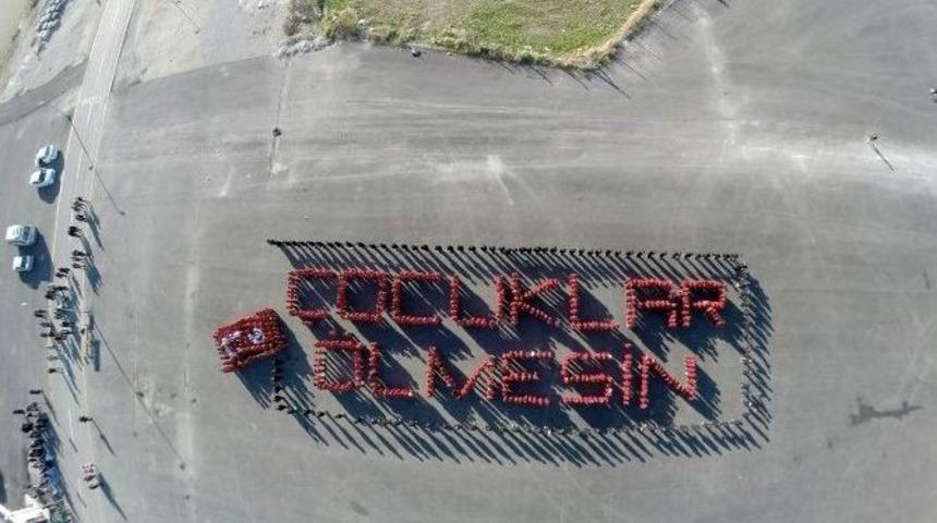 &Ouml;ğrenciler T&uuml;rk&ccedil;e Ve İngilizce &rsquo;&ccedil;ocuklar &Ouml;lmesin&rsquo; Kaligrafisi Oluşturdu