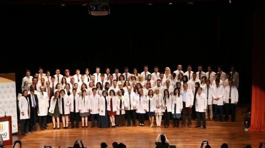 Diş Hekimi Adayı &Ouml;ğrenciler Beyaz &Ouml;nl&uuml;k Giydi