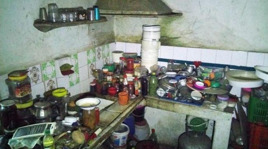 (&ouml;zel Haber) Evdeki &Ccedil;&ouml;pler İ&ccedil;in Kendini Astı