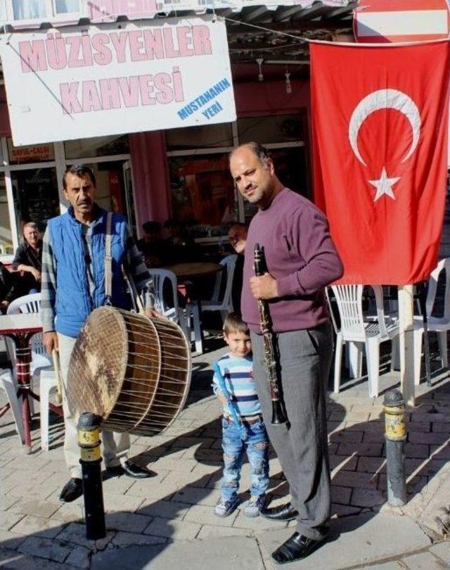 Sokaklarda Davul Zurna Yasağının Kalkmasına En Çok Romanlar Sevindi