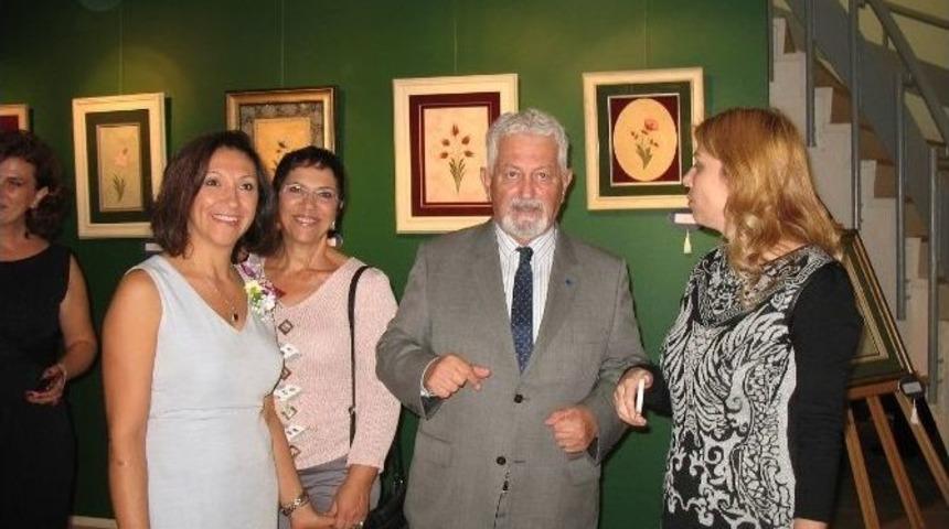 G&ouml;n&uuml;l Verdiği Sanatta İlk Sergisini A&ccedil;tı