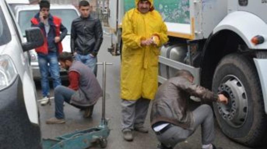 Tatvan&rsquo;daki S&uuml;r&uuml;c&uuml;ler Lastik&ccedil;ilere Akın Ediyor