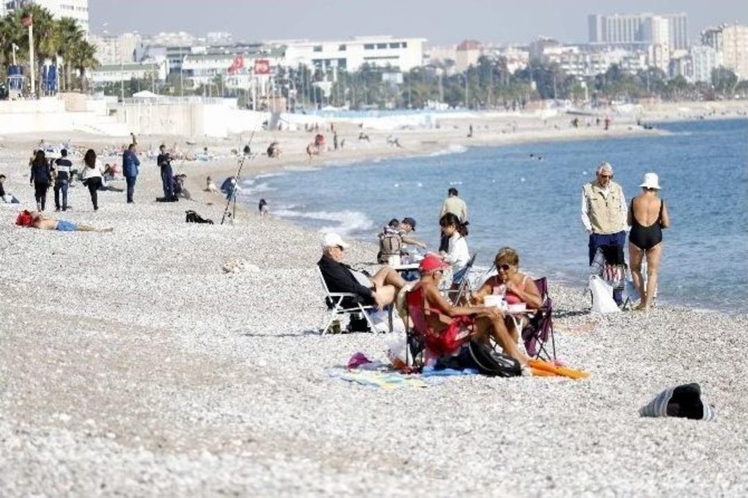 Marmara&rsquo;da Fırtına, Antalya&rsquo;da Deniz Keyfi