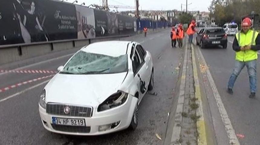 İnşaat İskelesi Trafikte Seyreden Otomobillerin &Uuml;zerine U&ccedil;tu
