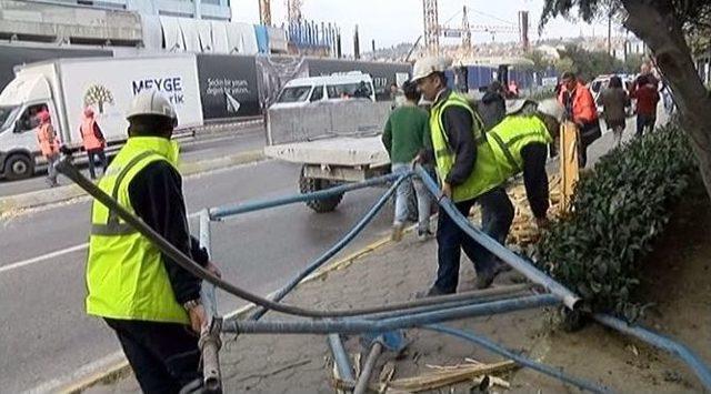 İnşaat İskelesi Trafikte Seyreden Otomobillerin Üzerine Uçtu