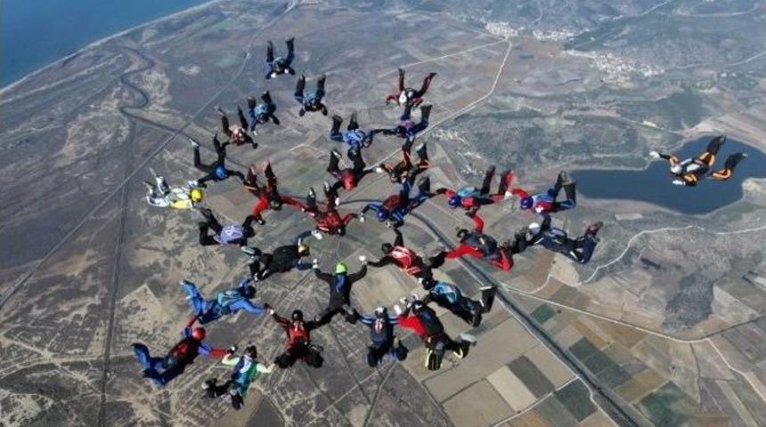 Onlarca Metre Y&uuml;kseklikten Atlayıp El Ele Tutuştular