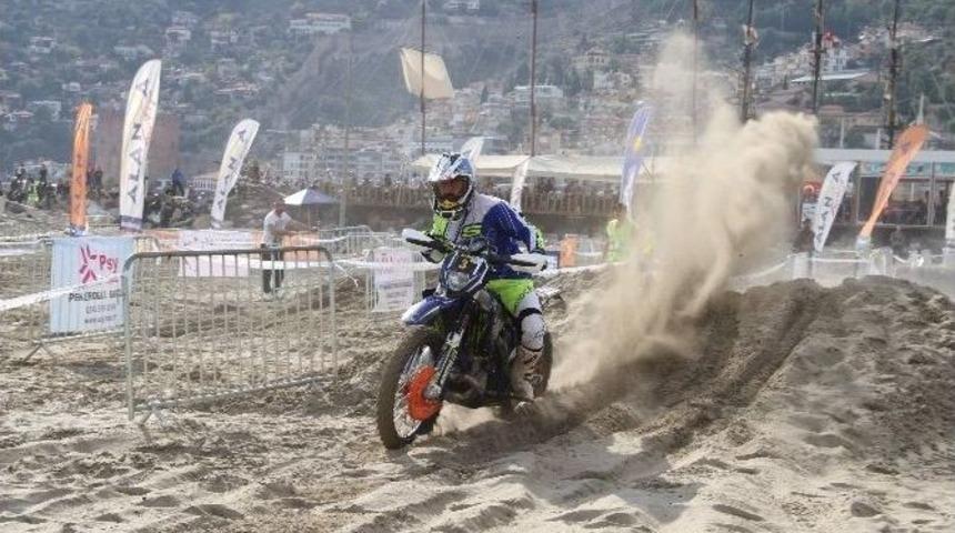Alanya Sahilleri Motokros Parkuruna D&ouml;nd&uuml;