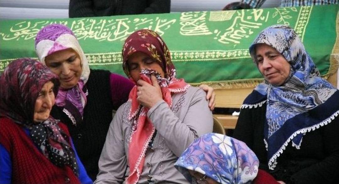 Oğluyla Birlikte Girdiği Ka&ccedil;ak K&ouml;m&uuml;r Ocağında &Ouml;len Madenciye G&ouml;z&uuml; Yaşlı Veda