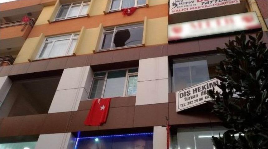 Y&uuml;ksekten D&uuml;şen Cam Par&ccedil;ası İki Kişiyi Yaraladı