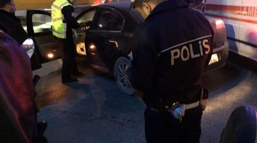 &Ouml;nce &Ccedil;arptı, Sonra Yaralıyı Ve Otomobili Bırakıp Ka&ccedil;tı