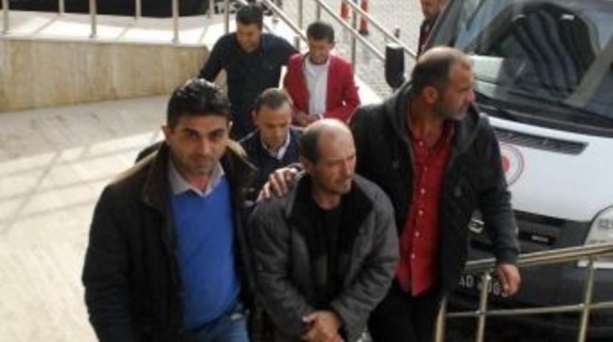 Zorla Ara&ccedil;larına Bindirdikleri Kişiyi 46 Kilometre Boyunca D&ouml;vd&uuml;kten Sonra Gasp Ettiler