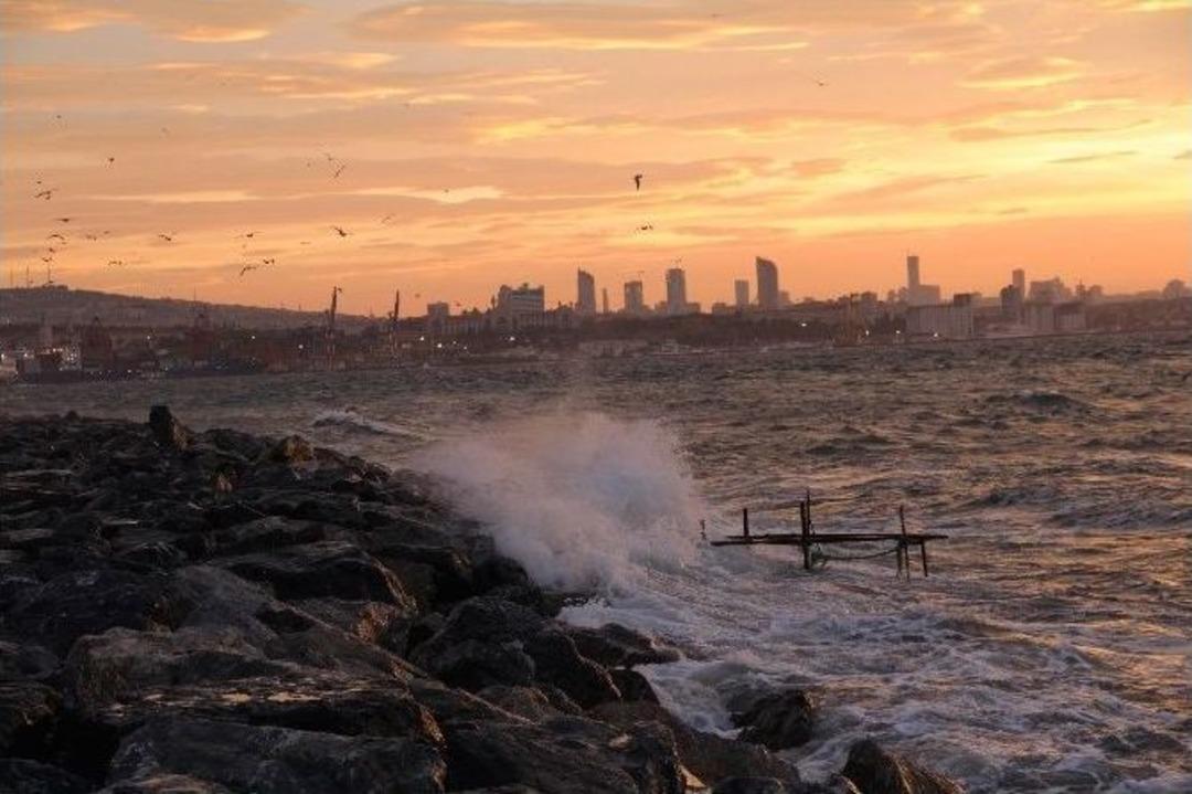 İstanbul&rsquo;da Lodosun Etkisi Devam Ediyor
