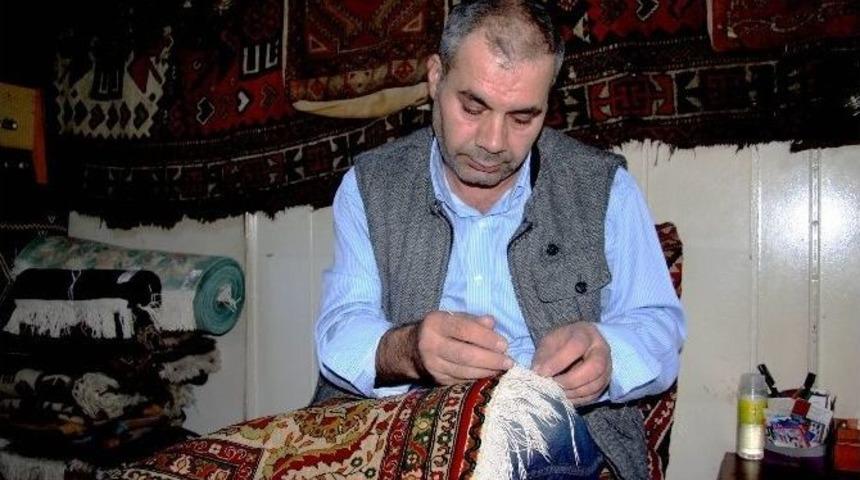 (&ouml;zel Haber) 35 Yıldır El Dokuması Halıları Tamir Ediyor