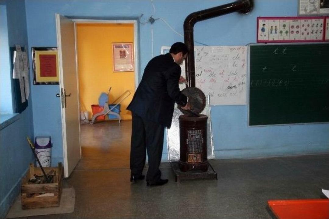 (&ouml;zel Haber) Okulun Hem M&uuml;d&uuml;r&uuml;, Hem &Ouml;ğretmeni Hem De Hizmetlisi