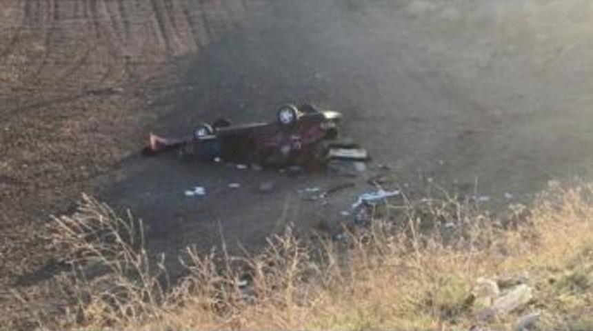 Otomobil Tarlaya U&ccedil;tu; 2 Yaralı