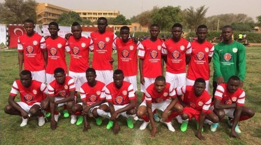 Tika&rsquo;da Olympıque Futbol Kul&uuml;b&uuml;&rsquo;ne Spor Malzemesi Desteği