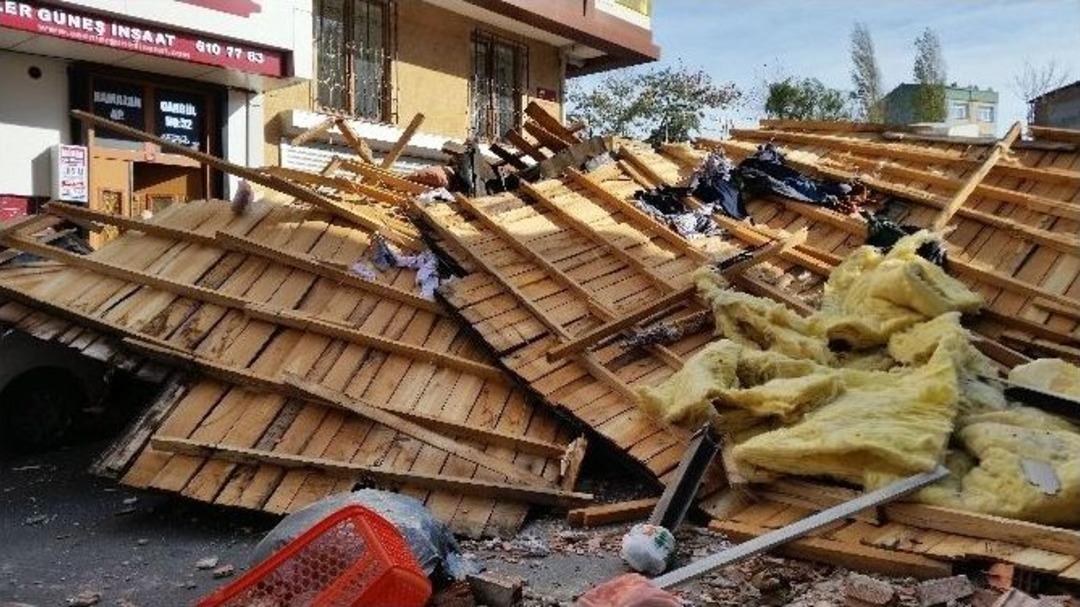 Esenler&rsquo;de 5 Katlı Binanın &Ccedil;atısı U&ccedil;tu