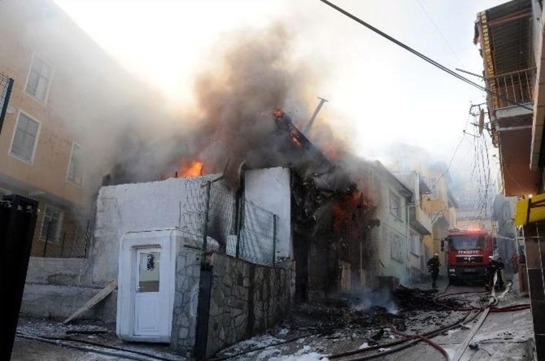 Alev Alev Yanan Binanın &Ccedil;&ouml;kme Anı Kameraya Yansıdı