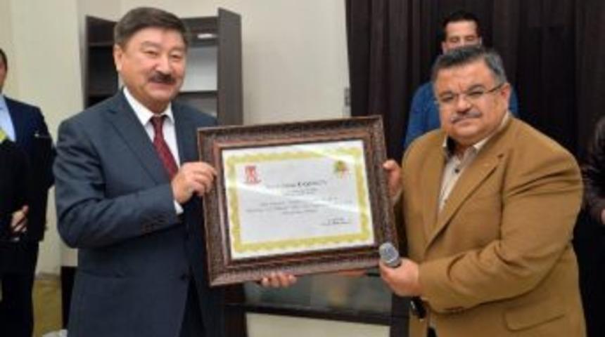 Eski Kazakistan Cumhuriyeti K&uuml;lt&uuml;r Bakanı&rsquo;na Fahri Hemşehrilik Beratı
