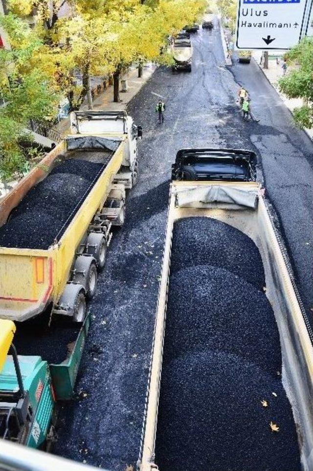 Mithatpaşa Caddesi’nde Çalışmalar Devam Ediyor