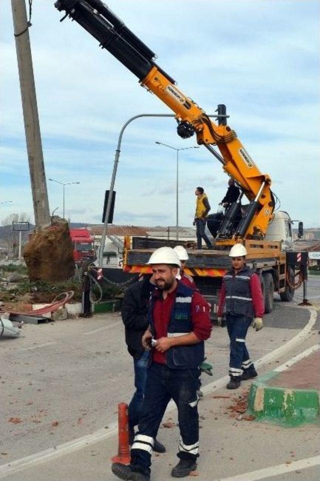 Lodosun Devirdiği Direği Onaran Görevli Elektrik Akımına Kapılarak Ağır Yaralandı