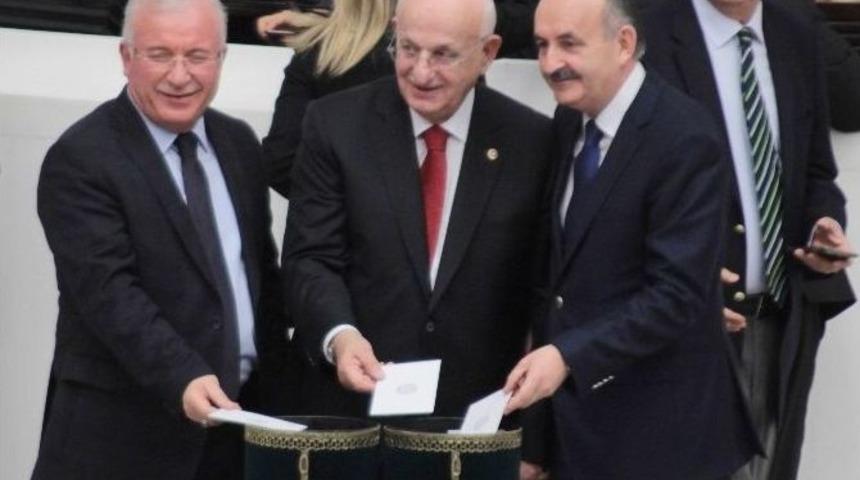 Davutoğlu Ve Kılı&ccedil;daroğlu Oy Kullanmak İ&ccedil;in Arka Arkaya Sıraya Girdi
