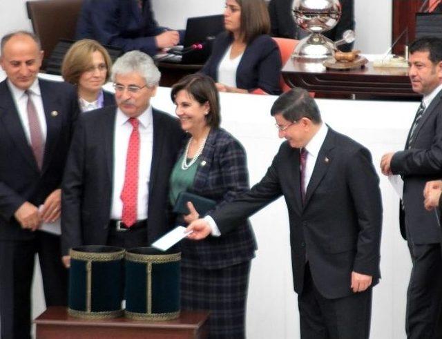 Davutoğlu Ve Kılıçdaroğlu Oy Kullanmak İçin Arka Arkaya Sıraya Girdi