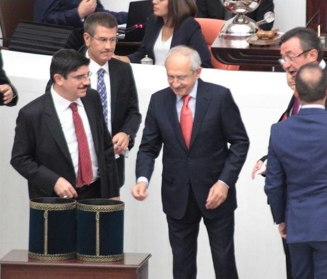 Davutoğlu Ve Kılıçdaroğlu Oy Kullanmak İçin Arka Arkaya Sıraya Girdi