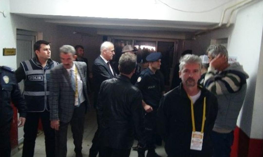 Sahaya Giren Taraftar Futbolcuya Saldırdı