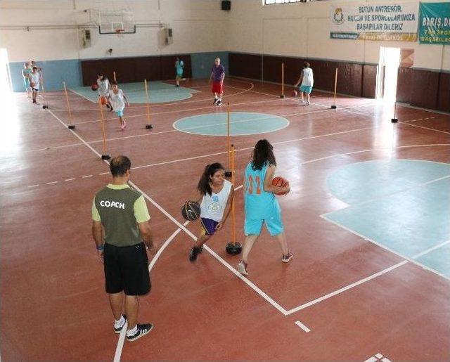 Haliliye Belediye Spor Voleybol Takımı Rahat Kazandı