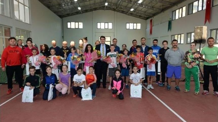 10 Yaş Tenis Turnuvasında Şampiyonlar Belli Oldu