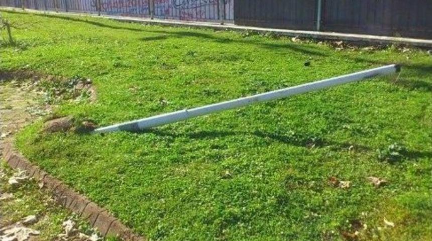 Lambaları Kırıp Direkleri S&ouml;kt&uuml;ler