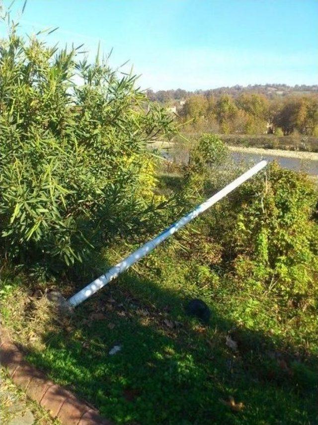 Lambaları Kırıp Direkleri S&ouml;kt&uuml;ler 1