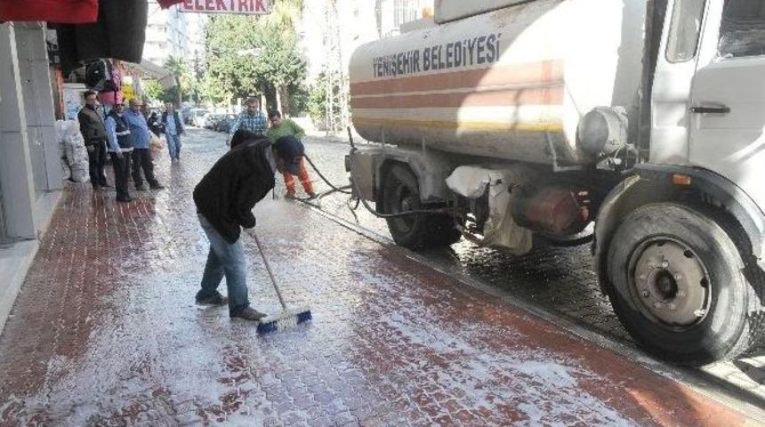 Yenişehir&rsquo;de Sokaklar Ve Kaldırımlar K&ouml;p&uuml;kle Yıkanıyor