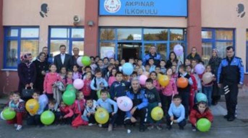 Polisler &Ouml;ğrencilere Kitap Hediye Etti