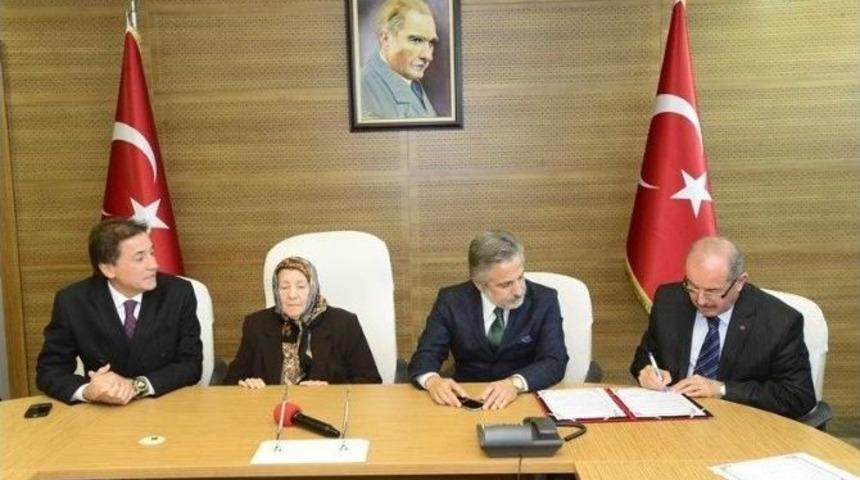 Hayırsever Kardeşlerden Anneleri Adına Okul