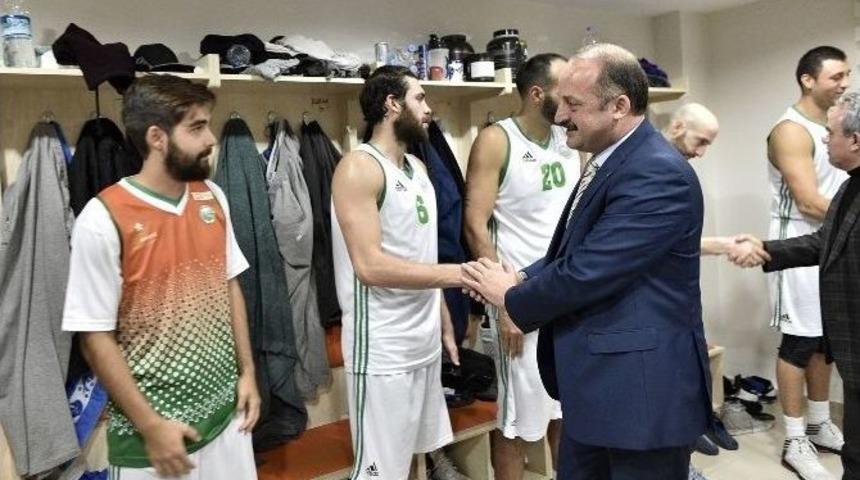 Soyunma Odasında Galibiyet Sevinci