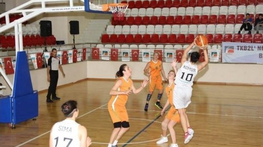 &Ccedil;ekmek&ouml;y Belediyesi Kadın Basketbol Takımı Rakibini Mağlup Etti